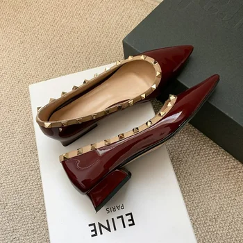 LeShion Of Chanmeb/ Błyszczący buty ze skóry wołowej skóry w stylu punk z nitami; damskie слипоны z ostrym czubkiem Kolor bordowy; damska biurowa model obuwie